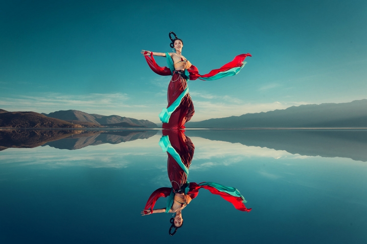 古筝美女红妆素裹翩翩起舞图片