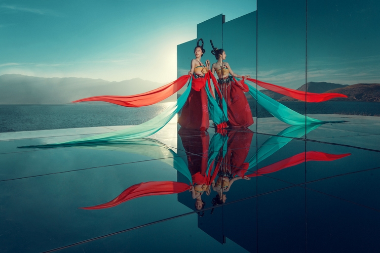 古筝美女红妆素裹翩翩起舞图片