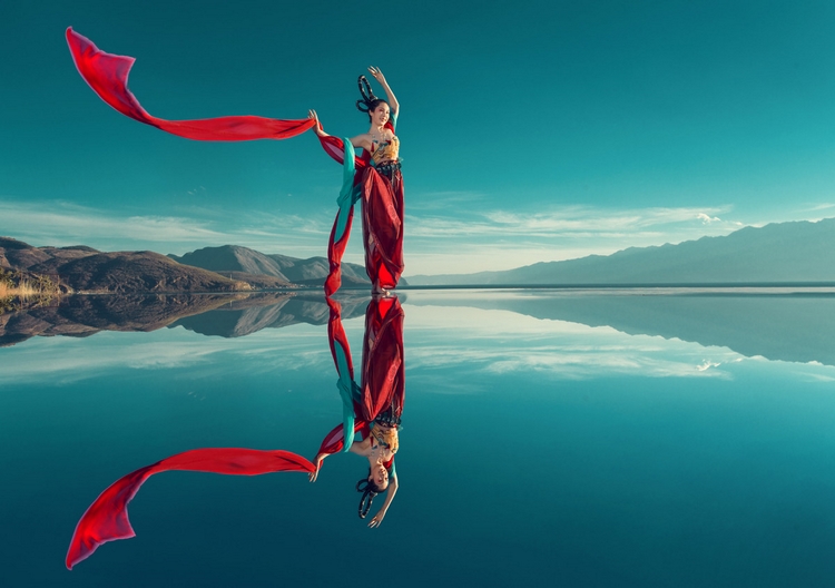 古筝美女红妆素裹翩翩起舞图片