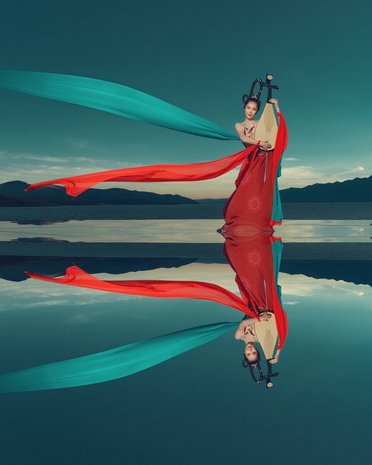 古筝美女红妆素裹翩翩起舞图片