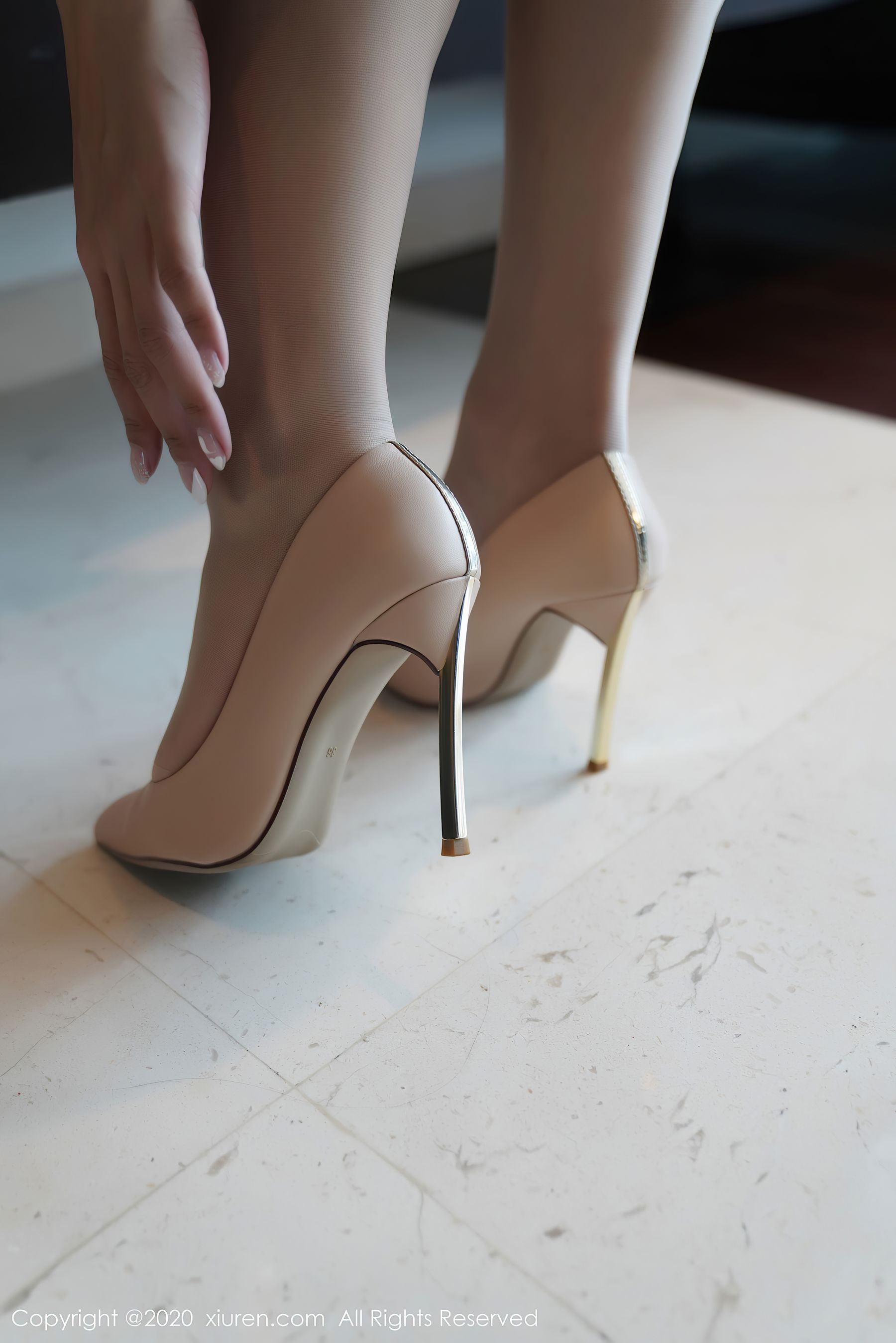 [秀人XiuRen] No.2564 小蛮妖Yummy - 经典的职场白衬衫黑短裙职业转系列