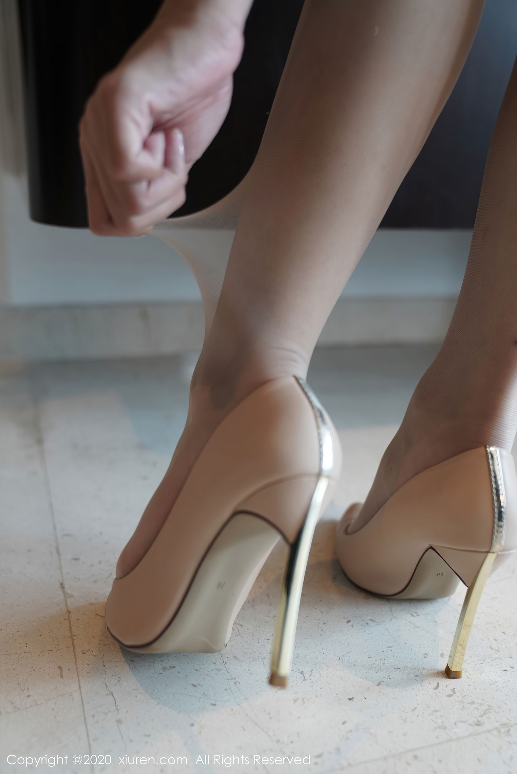 [秀人XiuRen] No.2564 小蛮妖Yummy - 经典的职场白衬衫黑短裙职业转系列