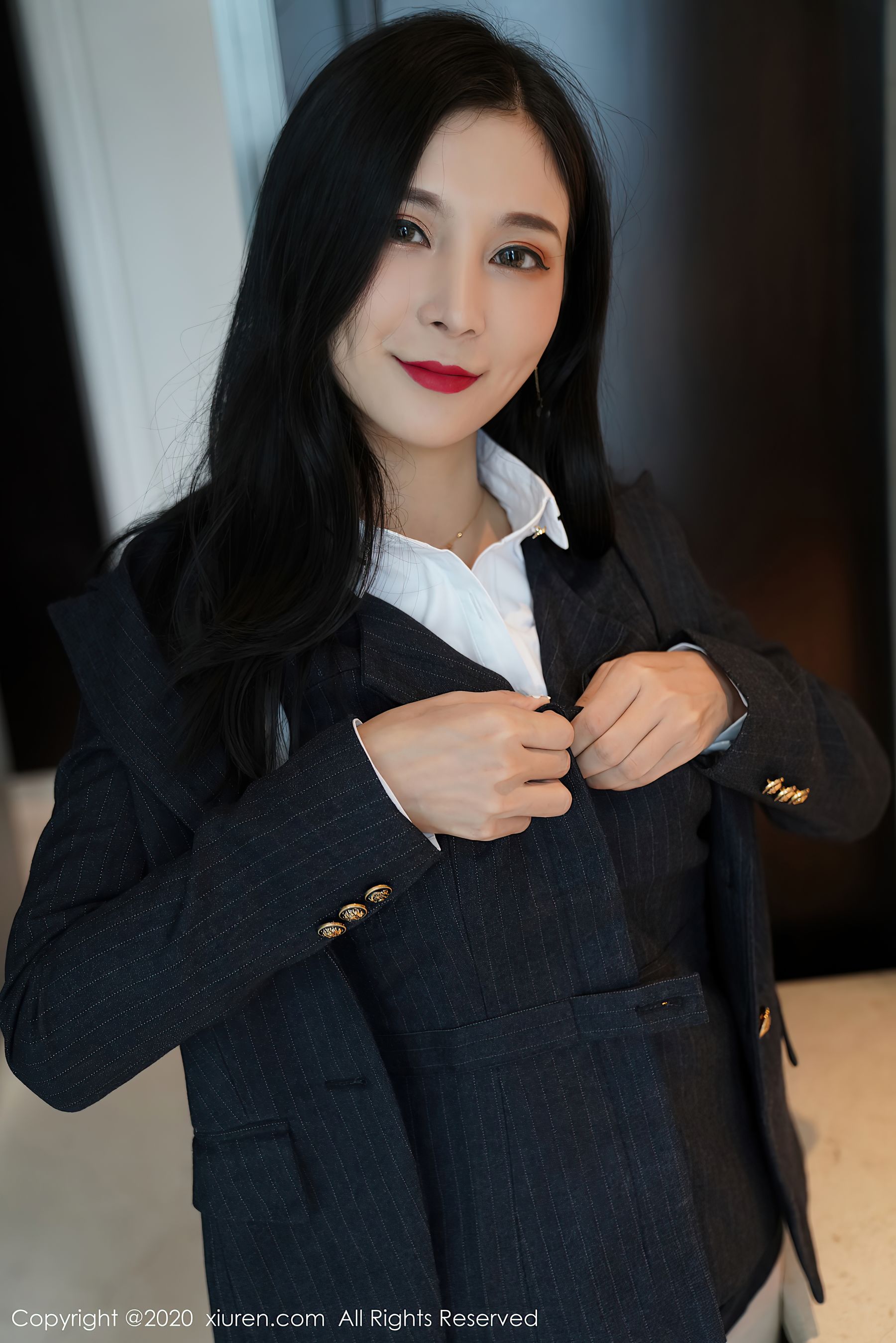 [秀人XiuRen] No.2564 小蛮妖Yummy - 经典的职场白衬衫黑短裙职业转系列