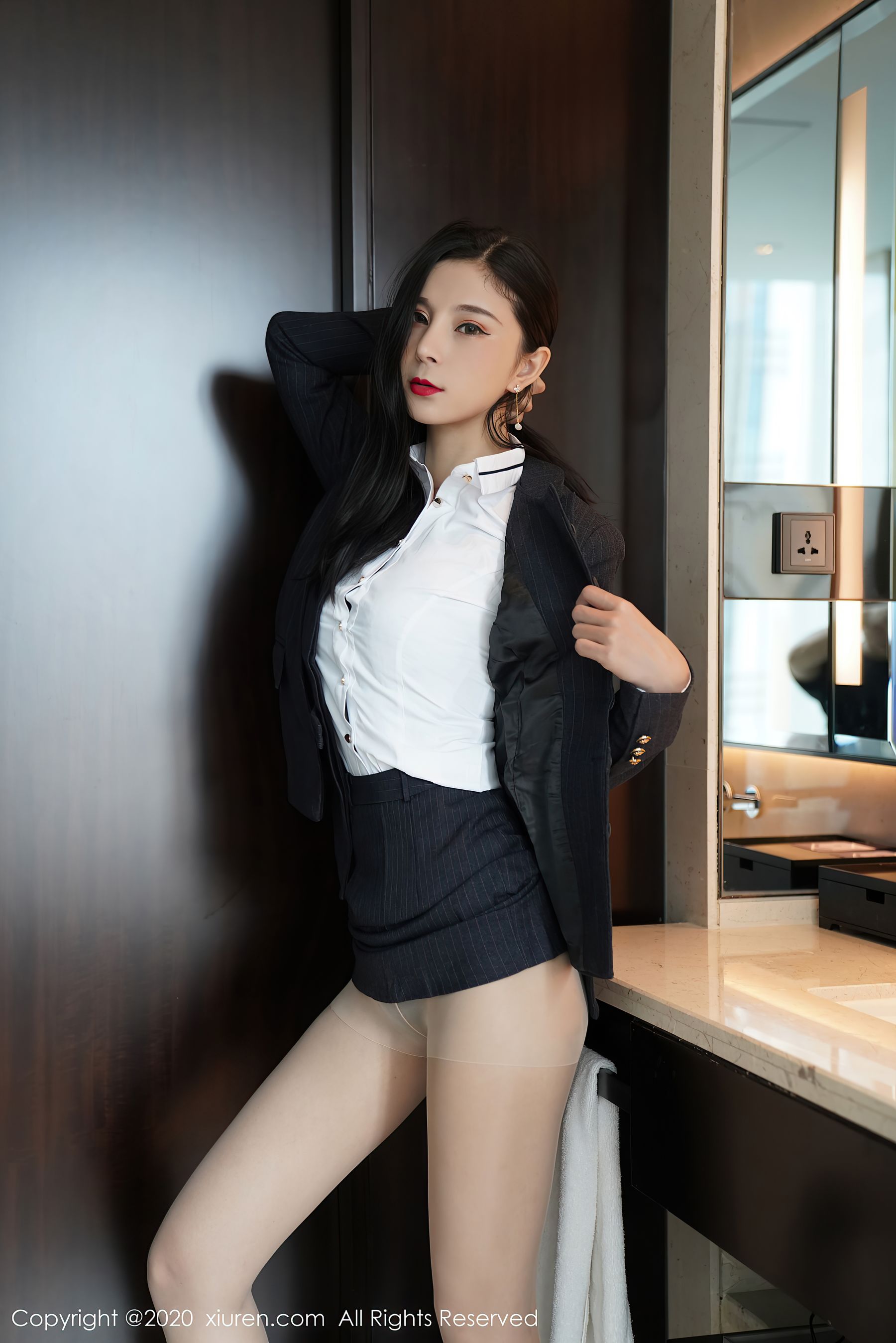 [秀人XiuRen] No.2564 小蛮妖Yummy - 经典的职场白衬衫黑短裙职业转系列