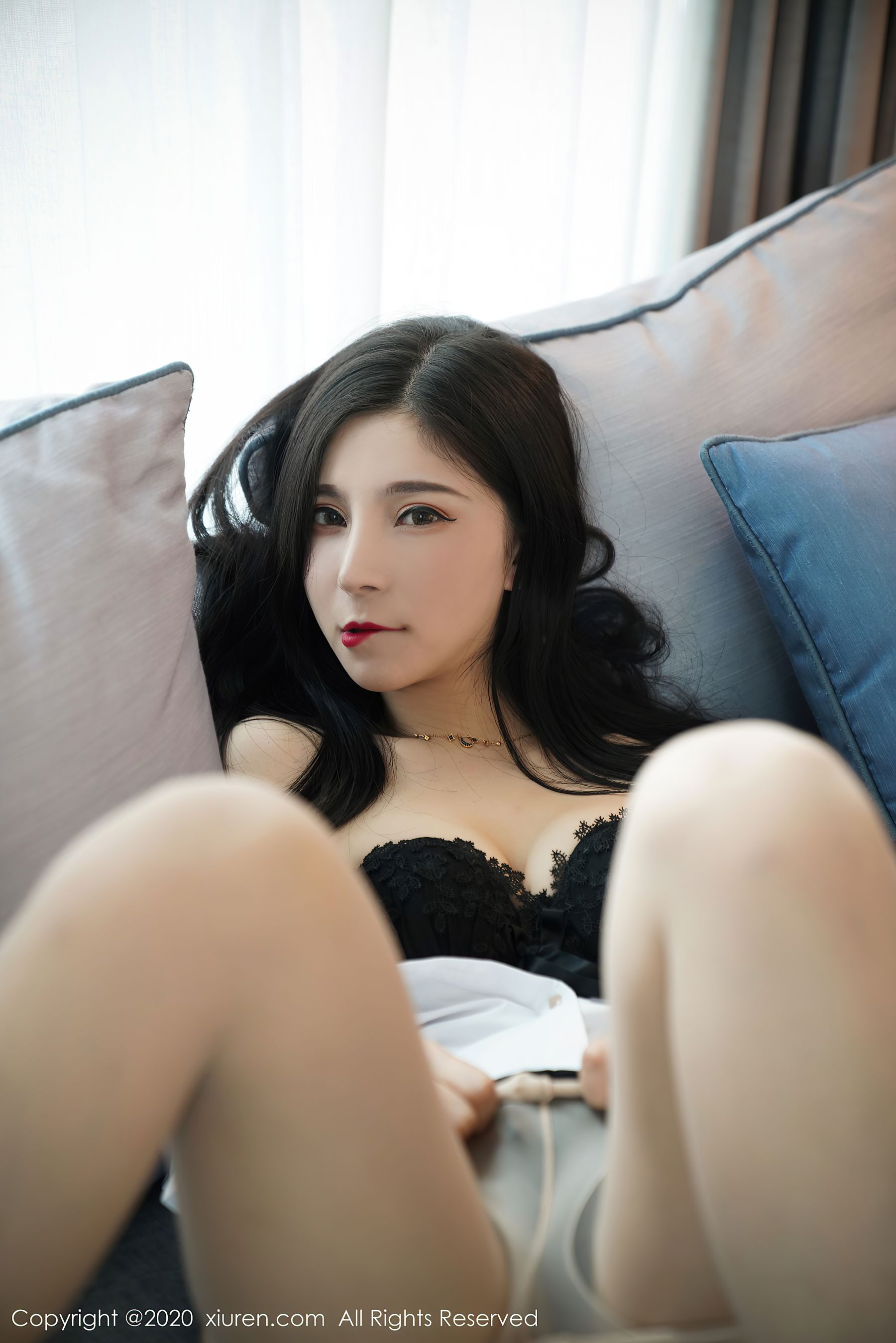 [秀人XiuRen] No.2564 小蛮妖Yummy - 经典的职场白衬衫黑短裙职业转系列