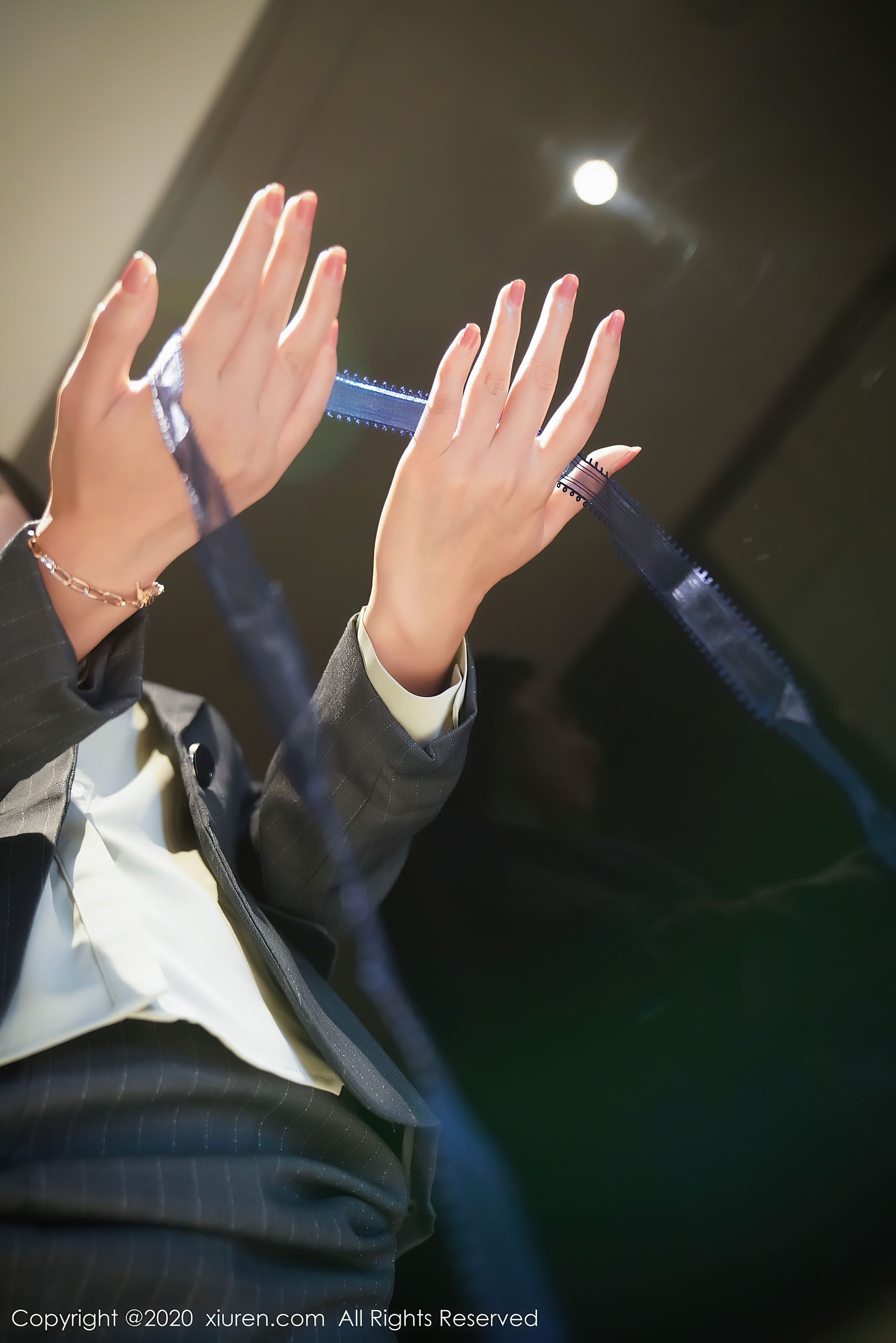 [秀人XiuRen] No.2579 模特@方子萱性感ol系列写真