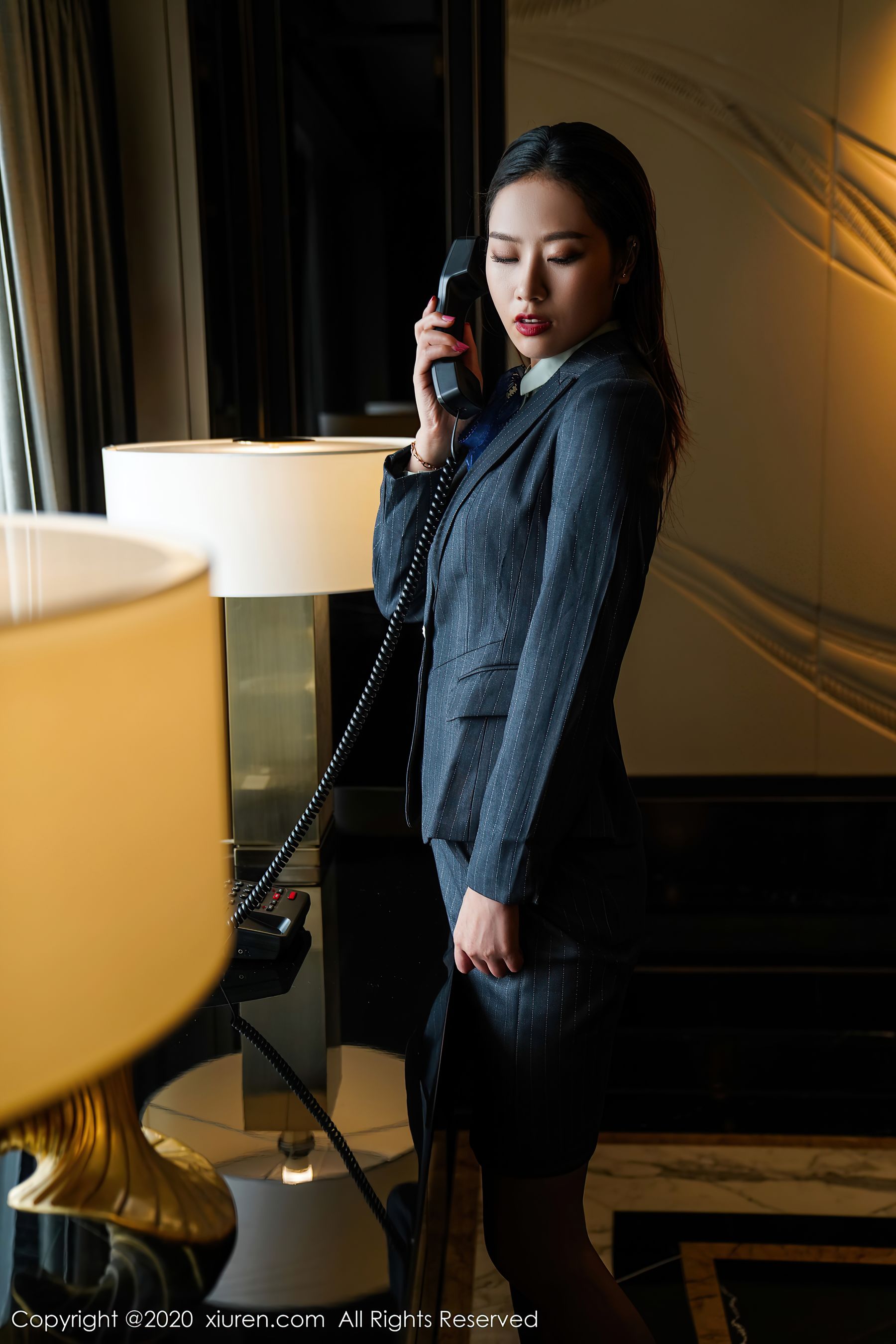 [秀人XiuRen] No.2579 模特@方子萱性感ol系列写真