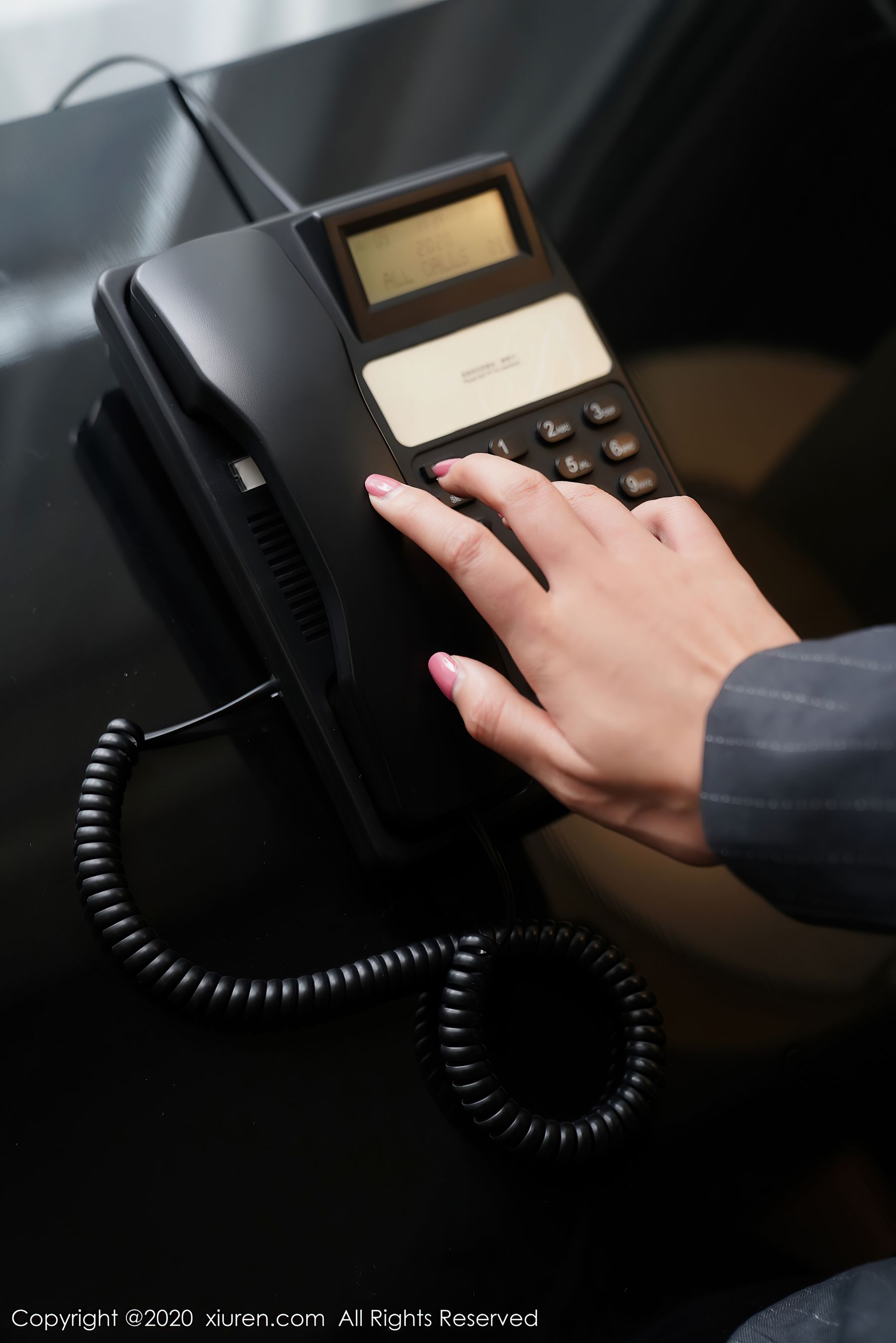 [秀人XiuRen] No.2579 模特@方子萱性感ol系列写真