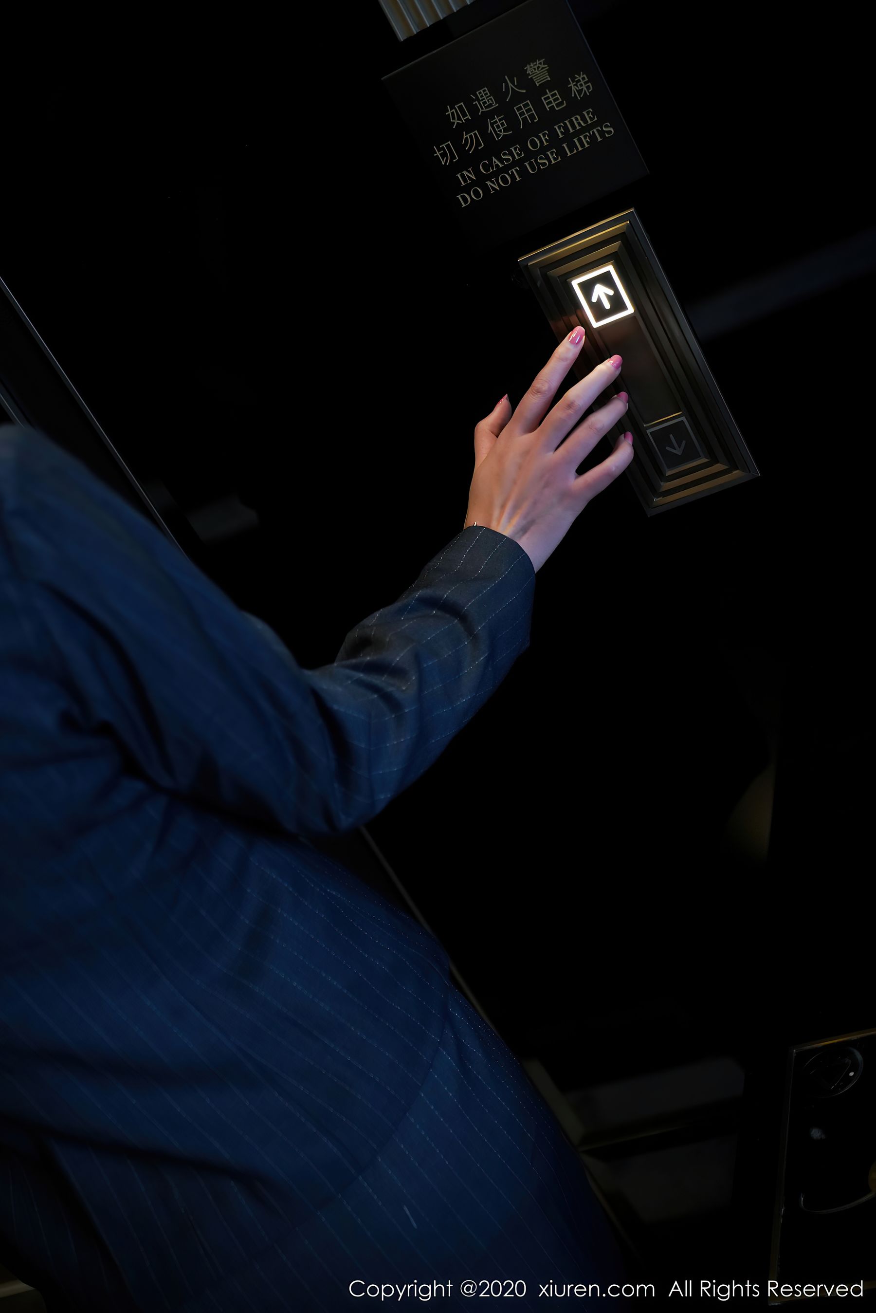 [秀人XiuRen] No.2579 模特@方子萱性感ol系列写真