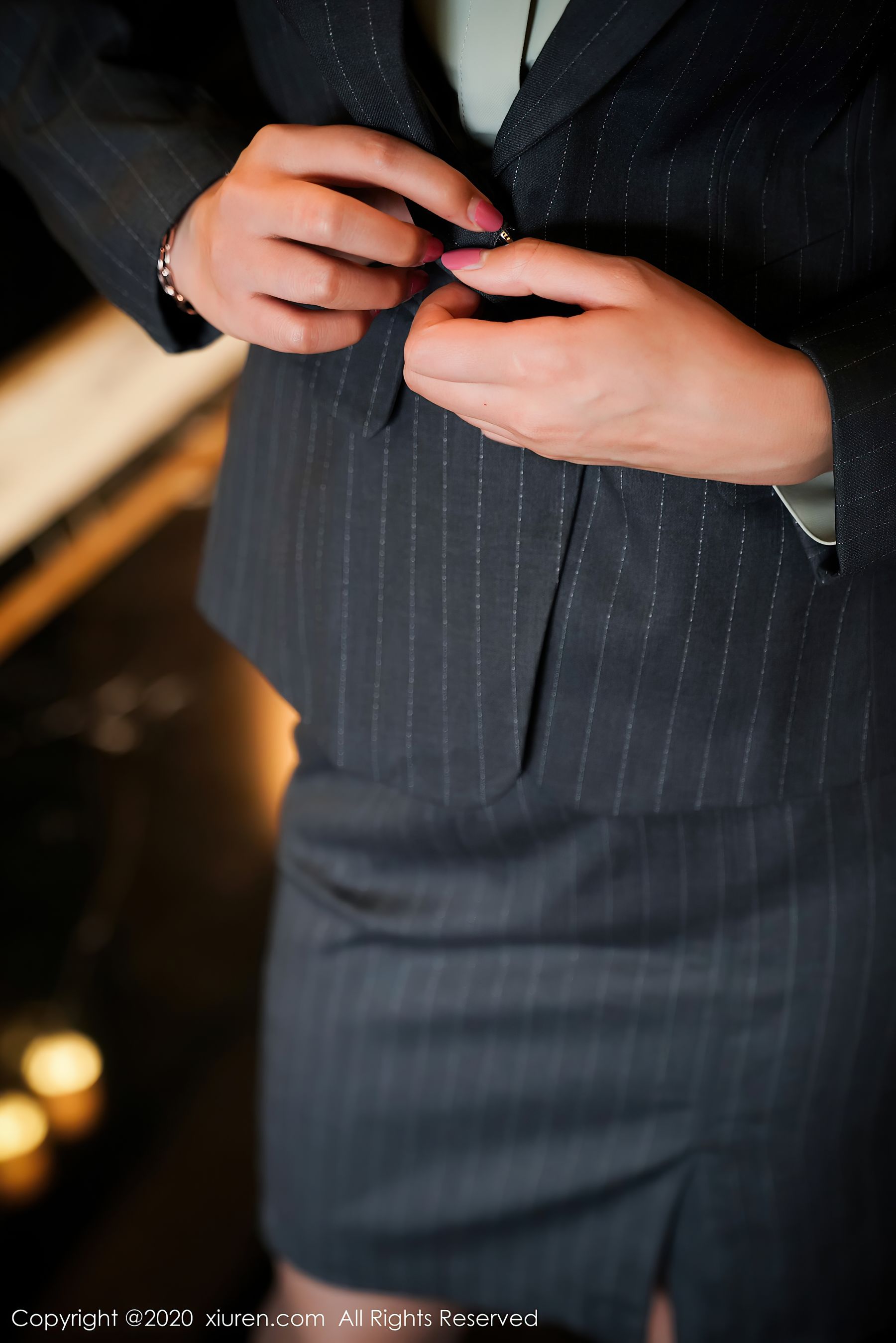 [秀人XiuRen] No.2579 模特@方子萱性感ol系列写真