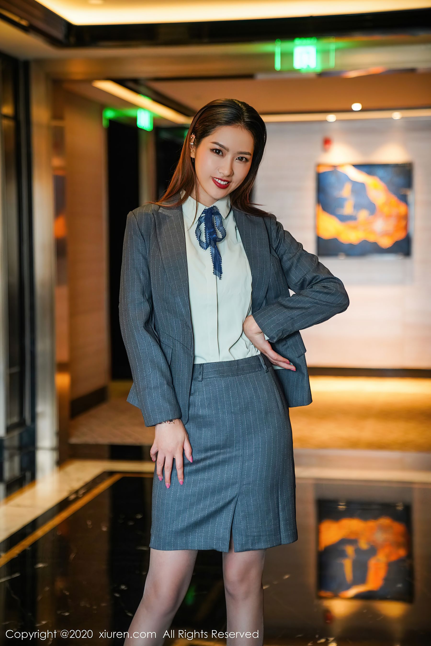 [秀人XiuRen] No.2579 模特@方子萱性感ol系列写真