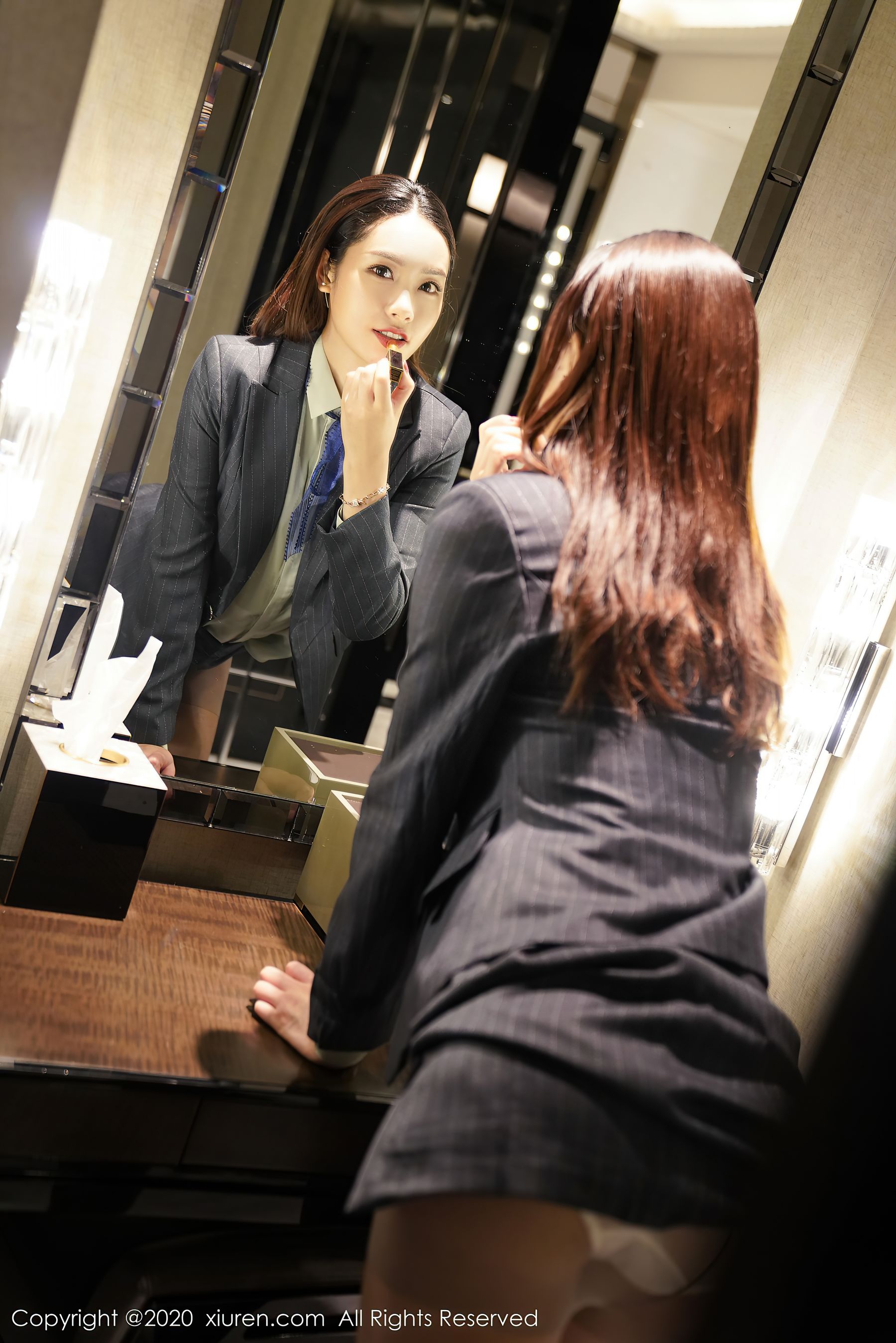 [秀人XiuRen] No.2579 模特@方子萱性感ol系列写真