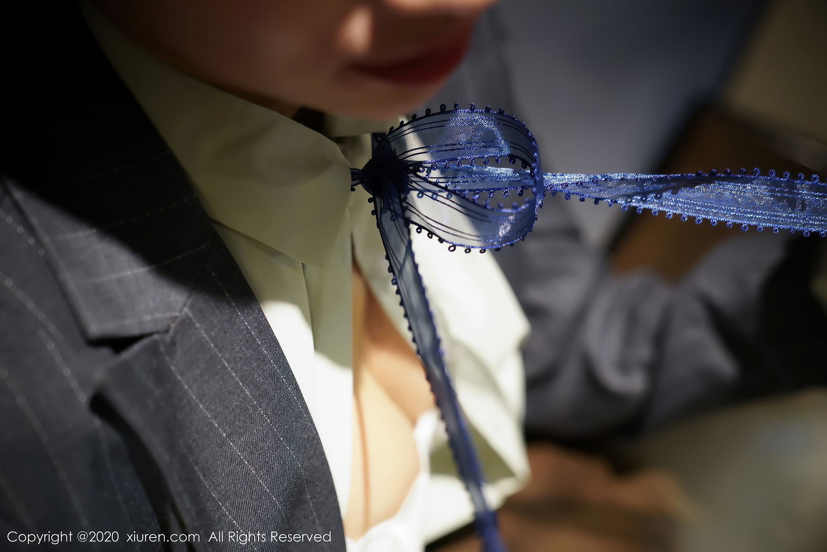 [秀人XiuRen] No.2579 模特@方子萱性感ol系列写真