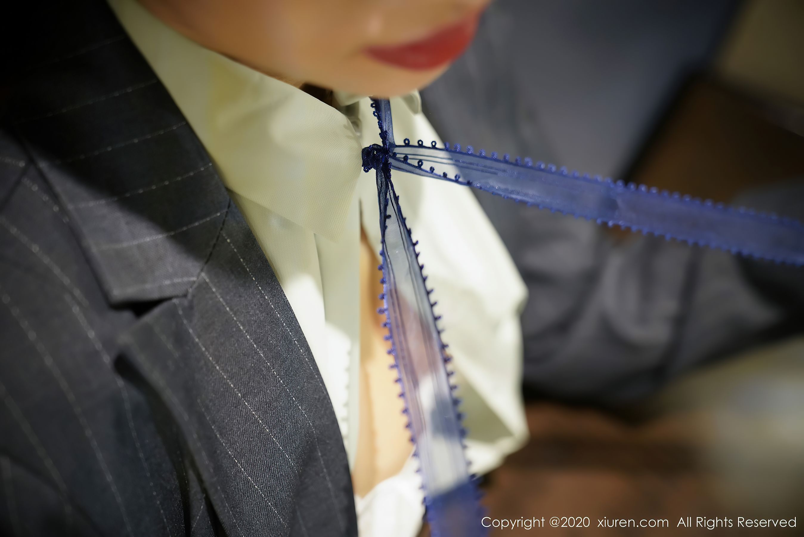 [秀人XiuRen] No.2579 模特@方子萱性感ol系列写真