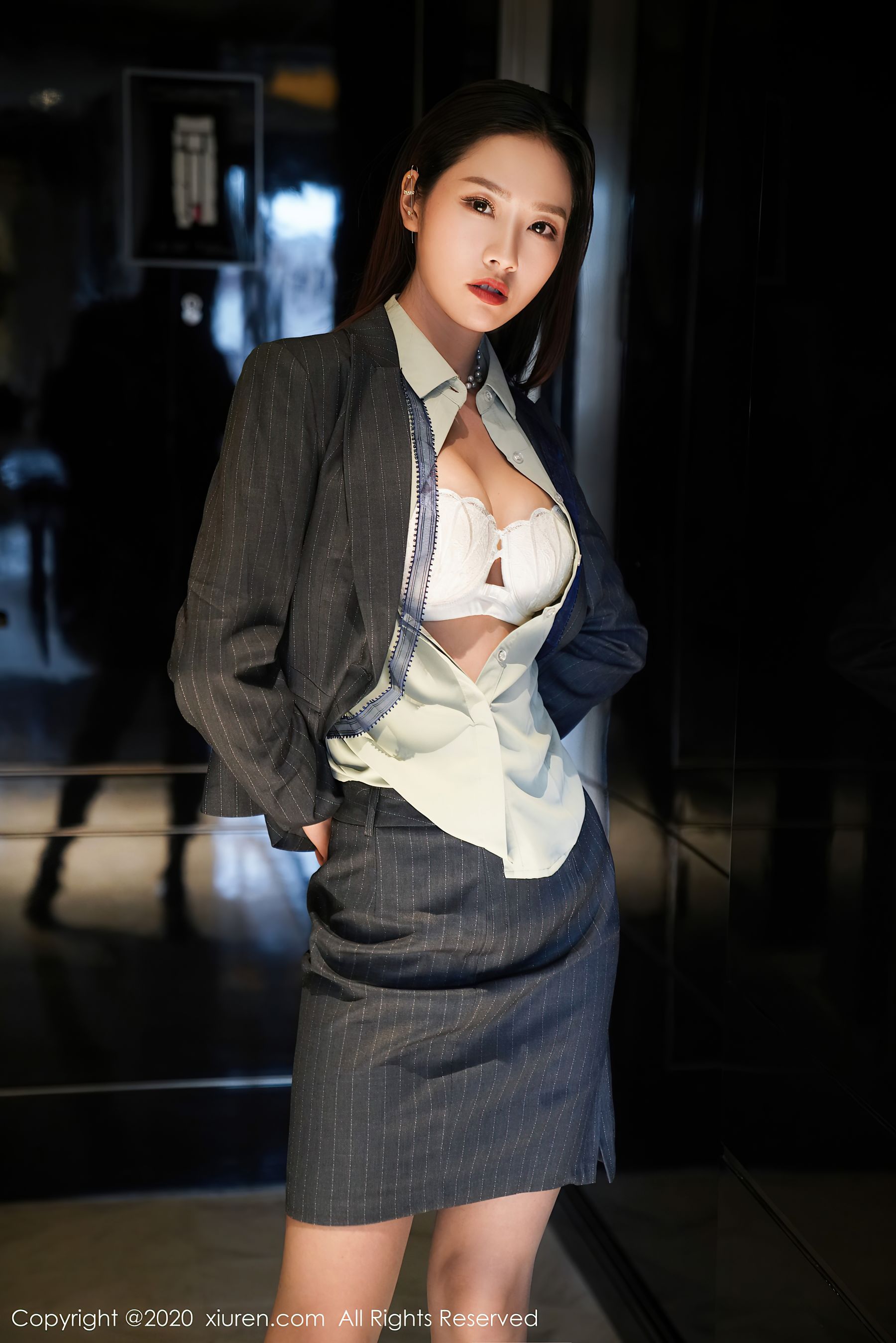 [秀人XiuRen] No.2579 模特@方子萱性感ol系列写真