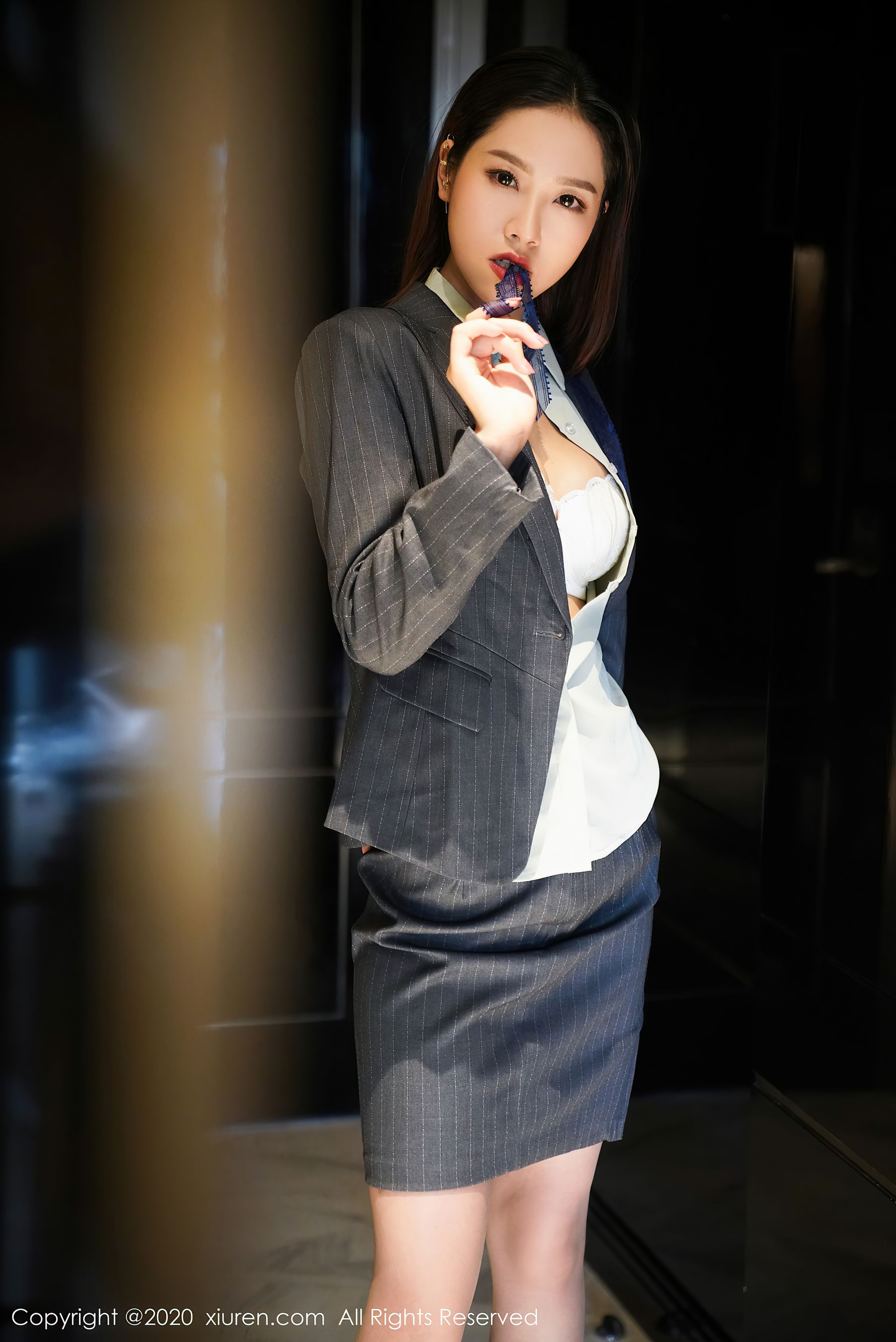 [秀人XiuRen] No.2579 模特@方子萱性感ol系列写真