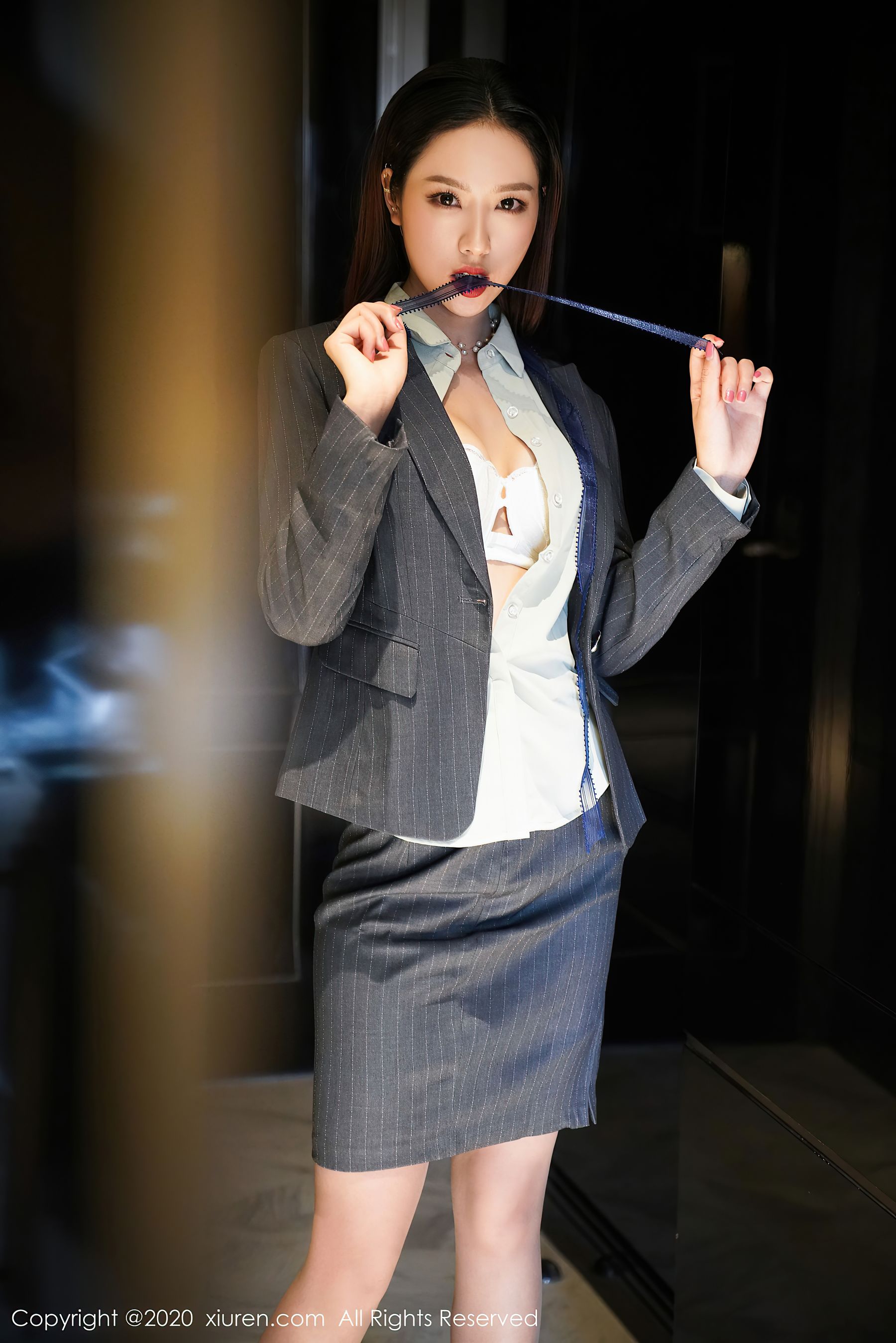 [秀人XiuRen] No.2579 模特@方子萱性感ol系列写真