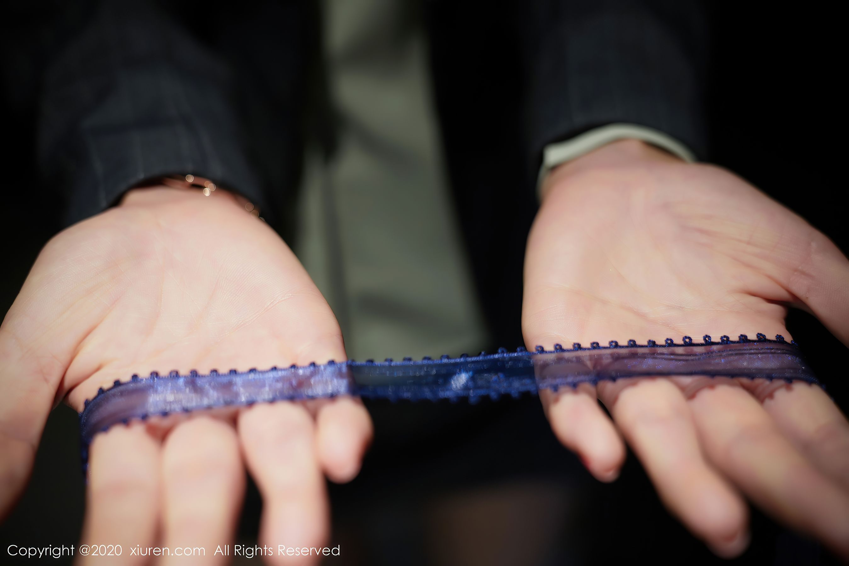 [秀人XiuRen] No.2579 模特@方子萱性感ol系列写真