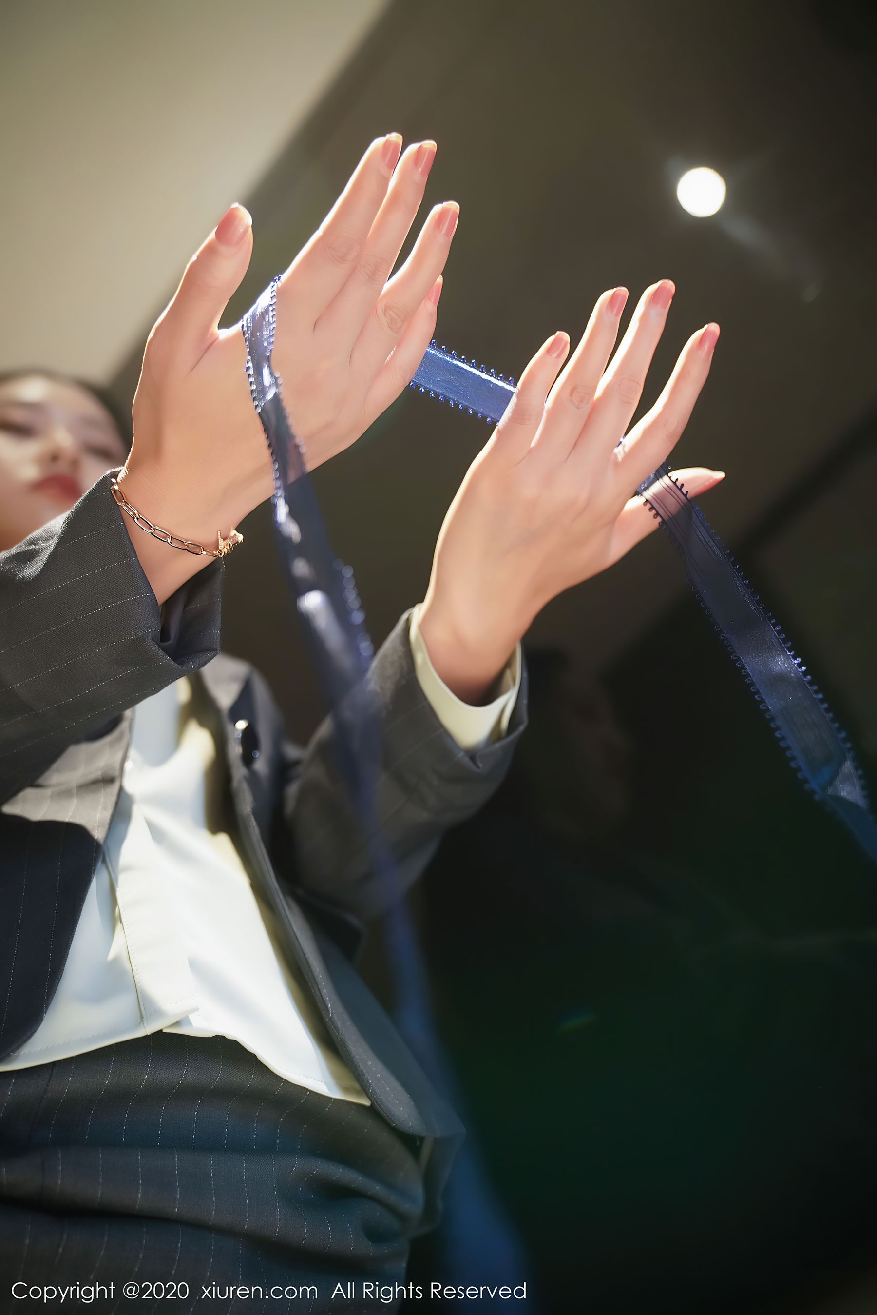 [秀人XiuRen] No.2579 模特@方子萱性感ol系列写真