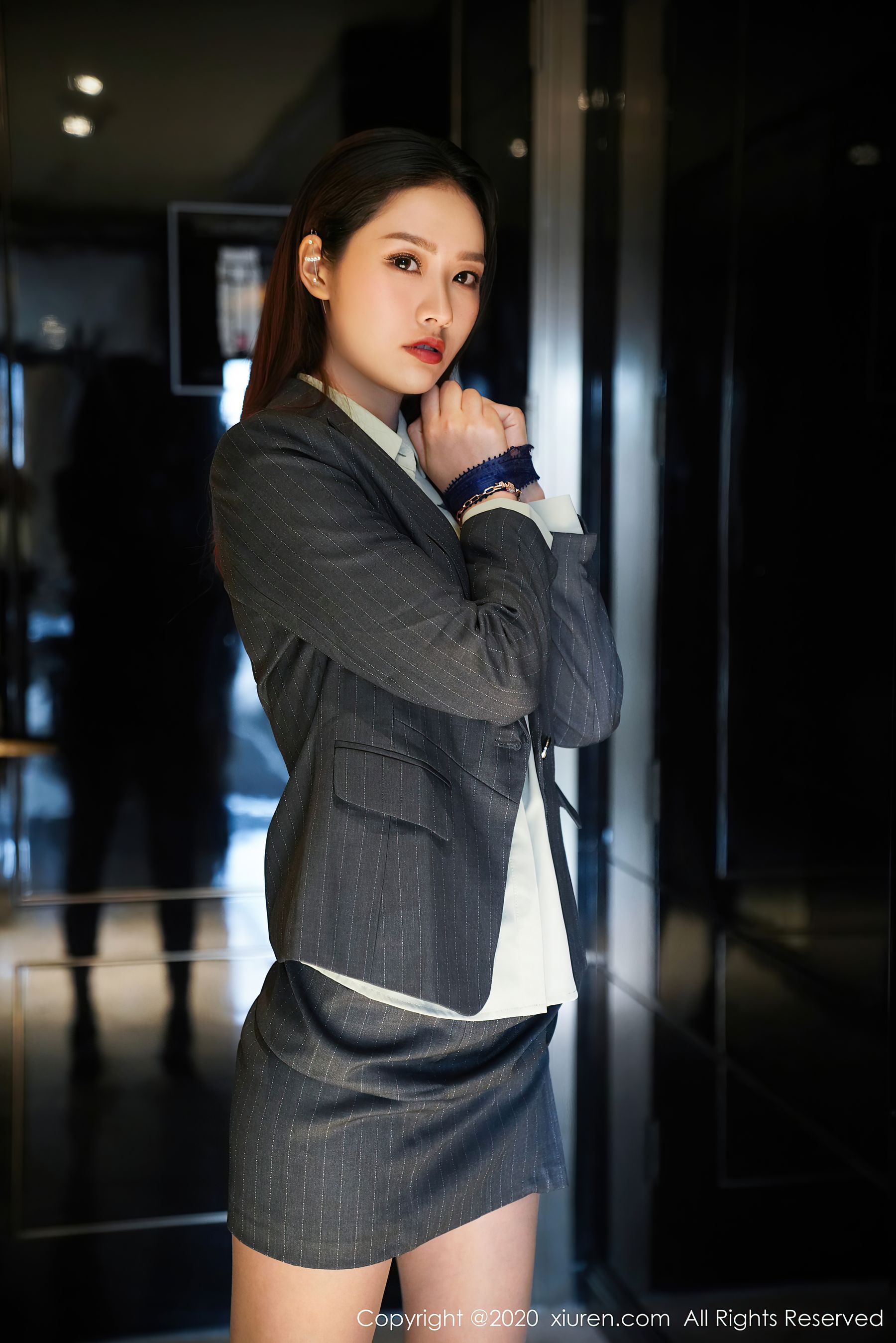 [秀人XiuRen] No.2579 模特@方子萱性感ol系列写真