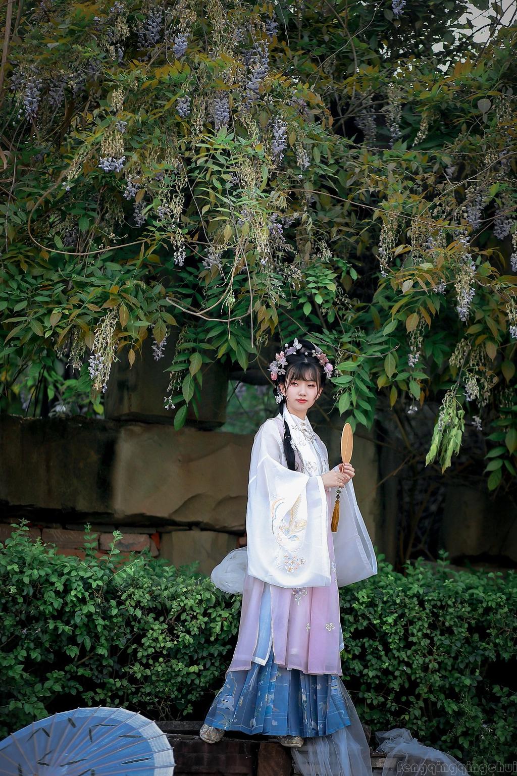 娇小玲珑汉服美女裙摆飞扬写真