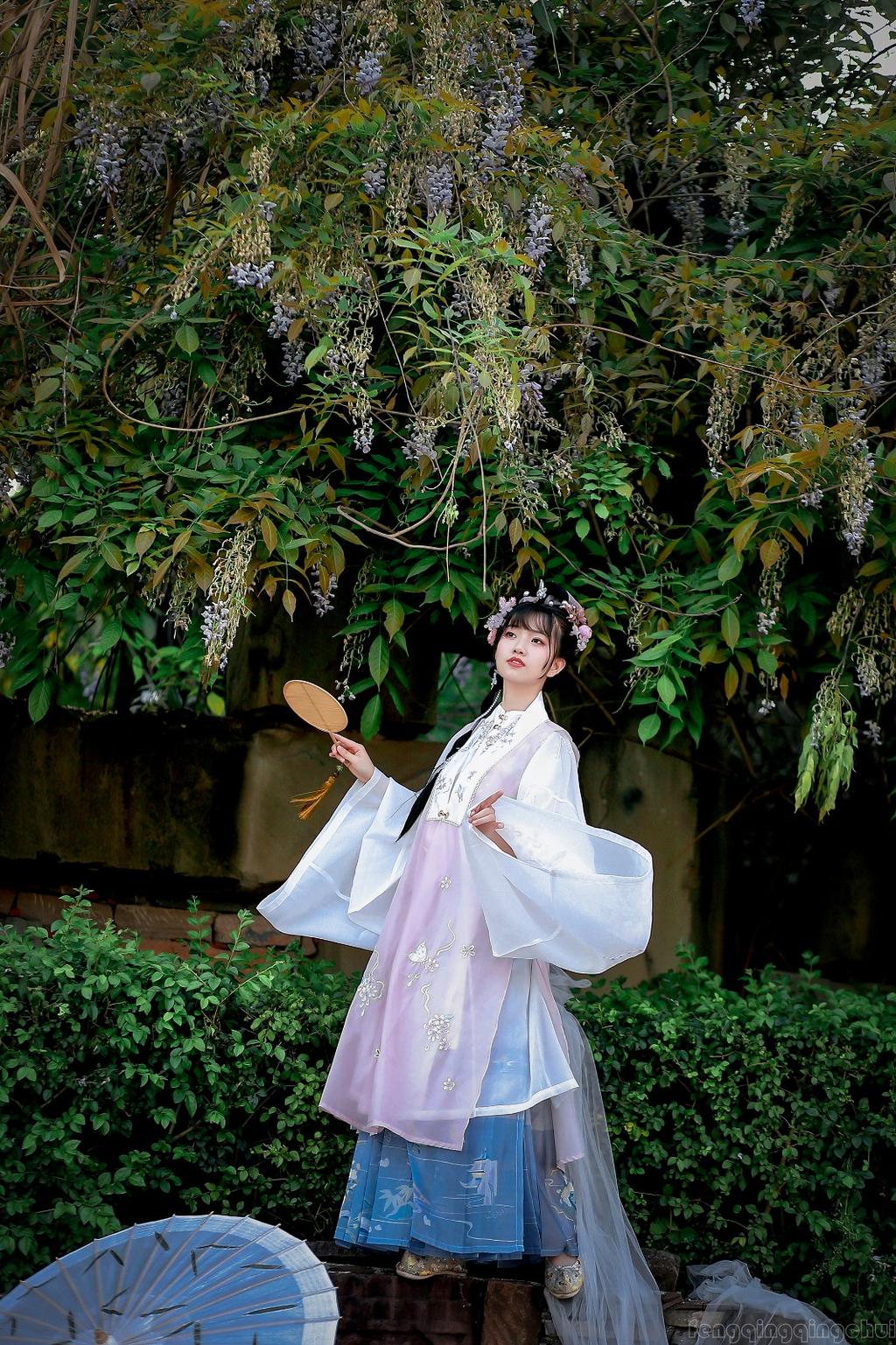 娇小玲珑汉服美女裙摆飞扬写真