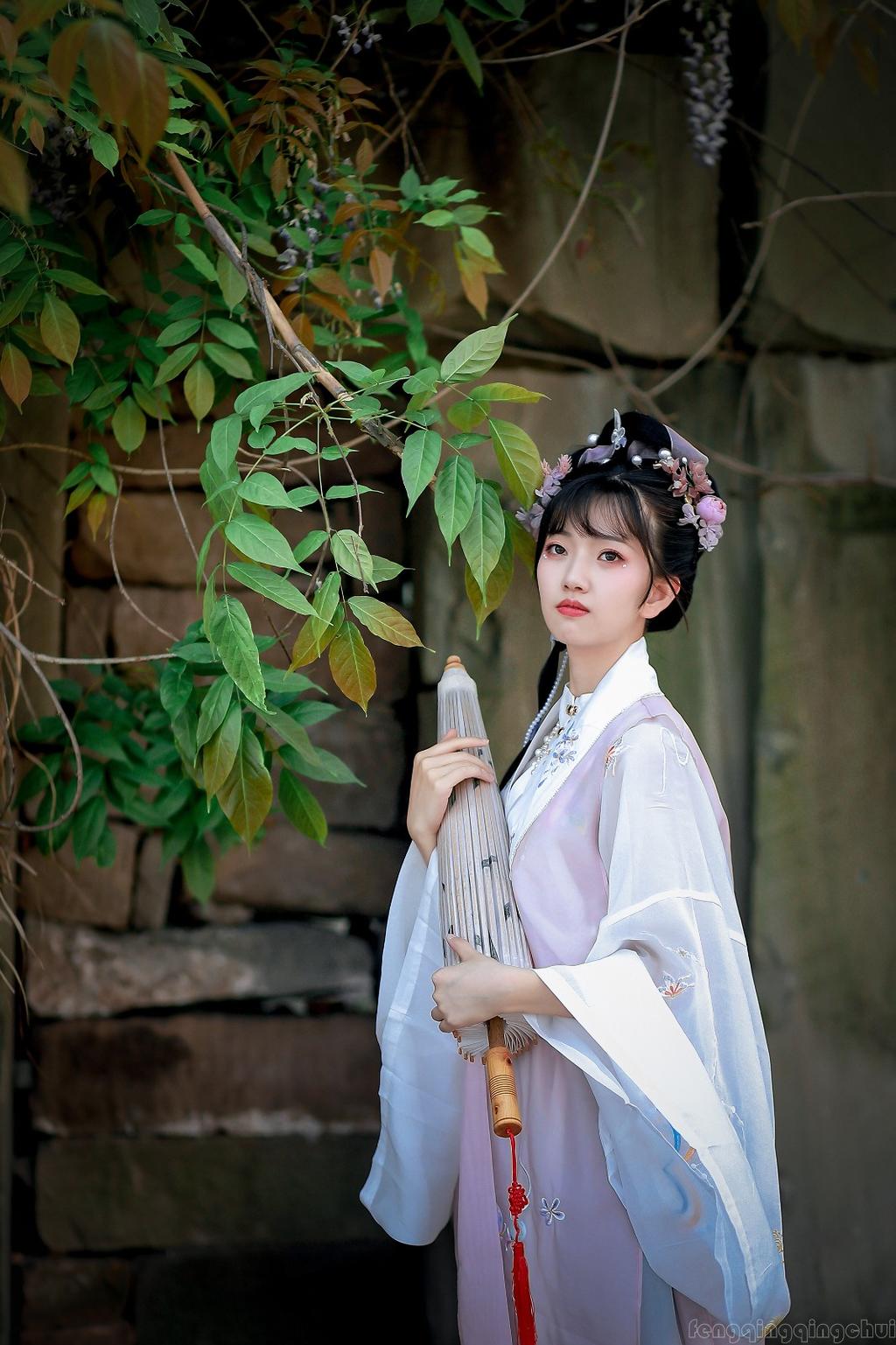 娇小玲珑汉服美女裙摆飞扬写真