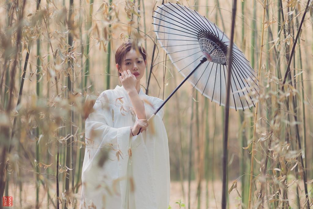 白衣古装美女园林翩翩起舞美图