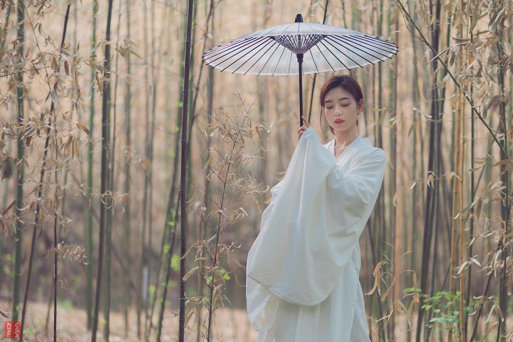 白衣古装美女园林翩翩起舞美图