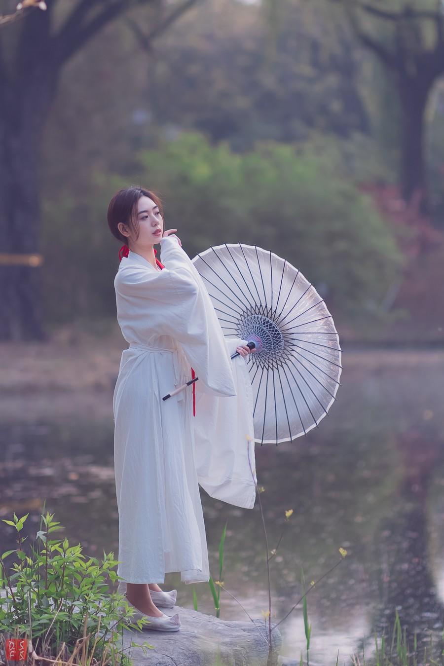 白衣古装美女园林翩翩起舞美图