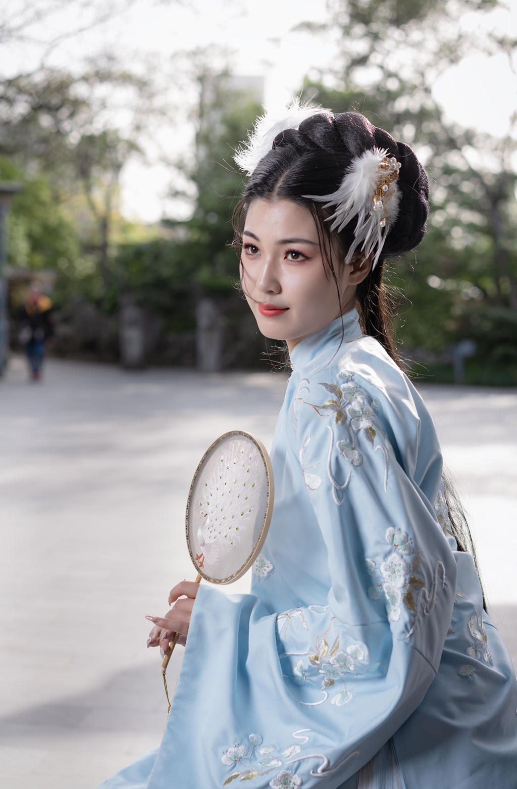 国色天香汉服美女手执罗扇美图