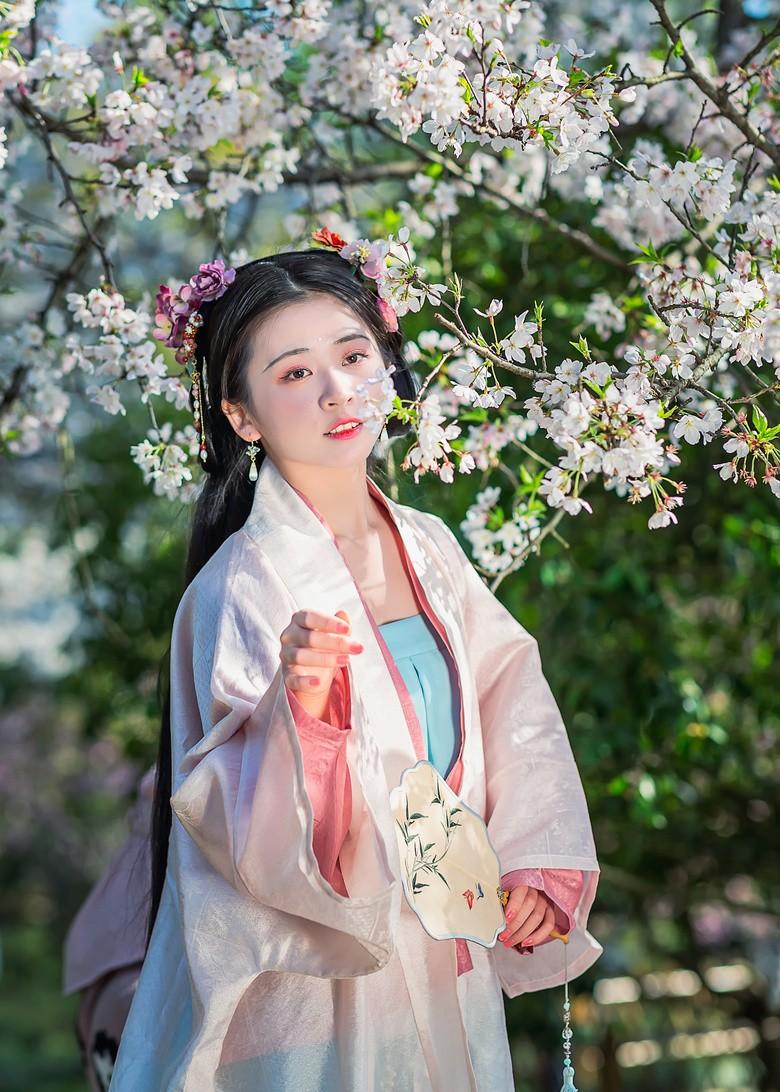 汉服美女肤如凝脂面若桃花写真