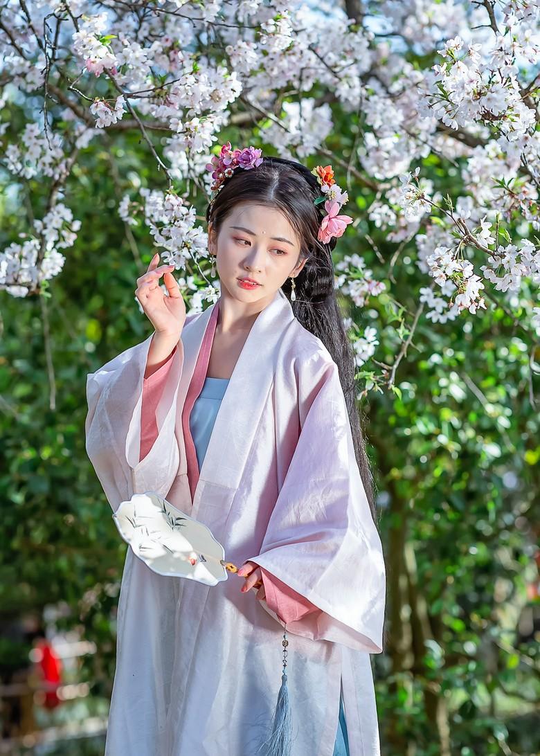 汉服美女肤如凝脂面若桃花写真