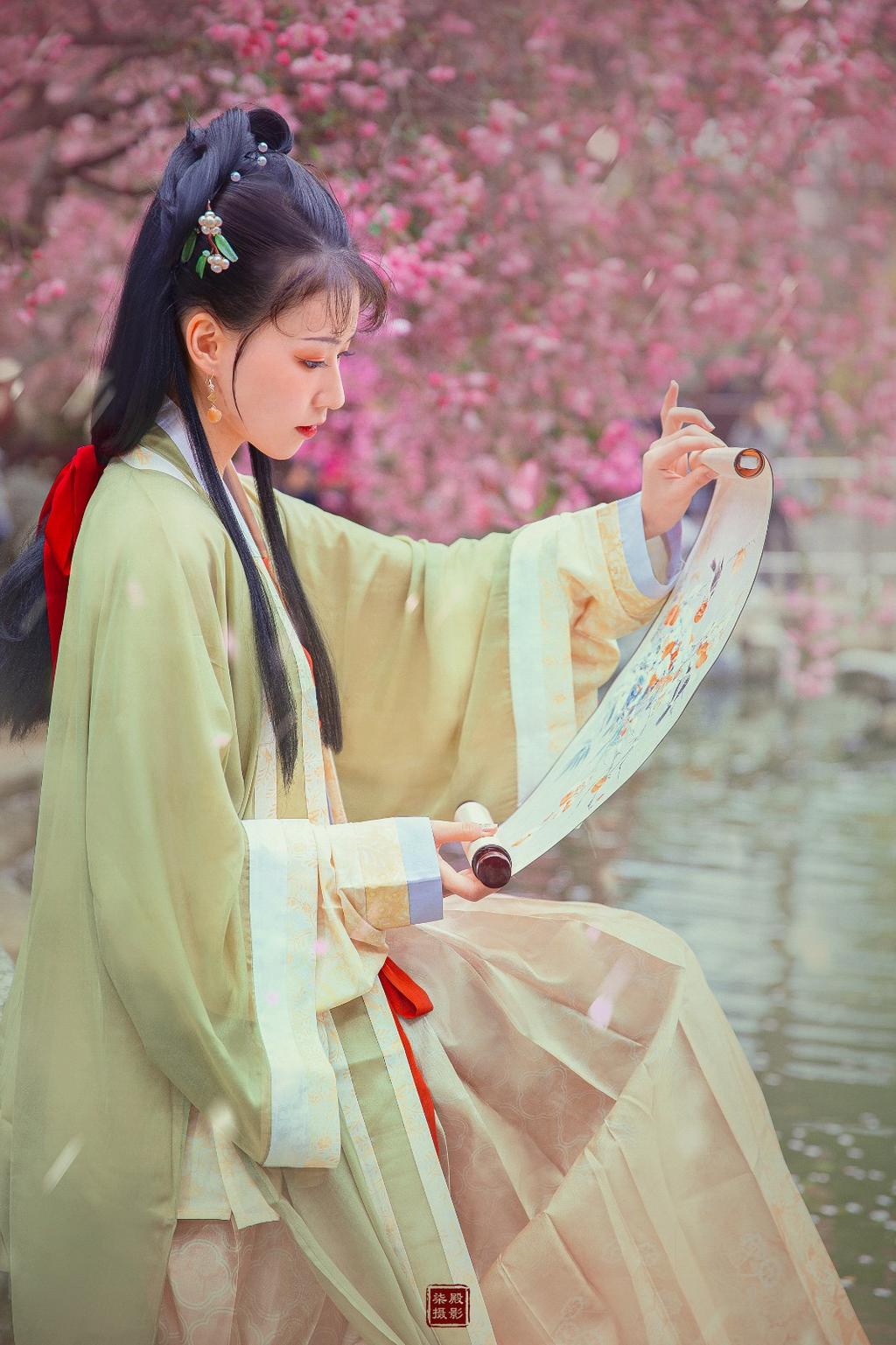 亭亭玉立汉服美女精致侧颜图片