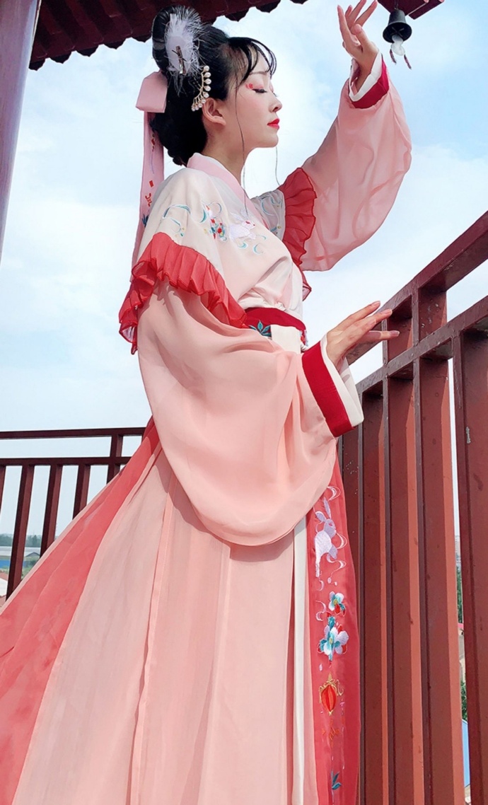 汉服美女红装素裹翩翩起舞图片