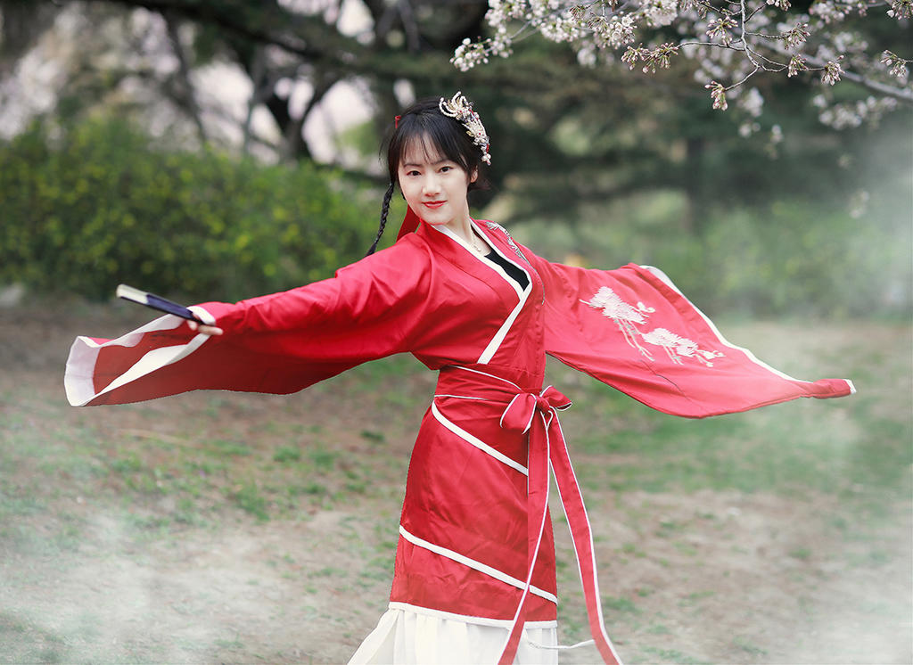 汉服美女红装素裹翩翩起舞美图