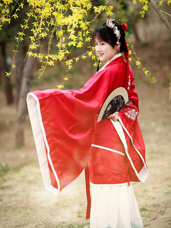 汉服美女红装素裹翩翩起舞美图