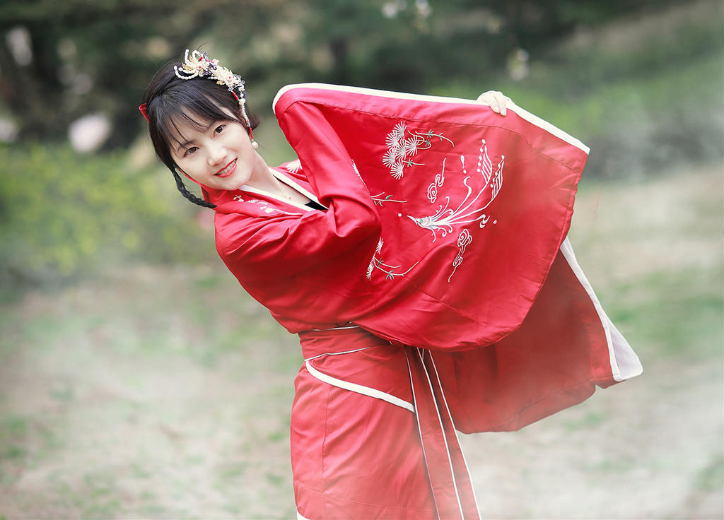 汉服美女红装素裹翩翩起舞美图