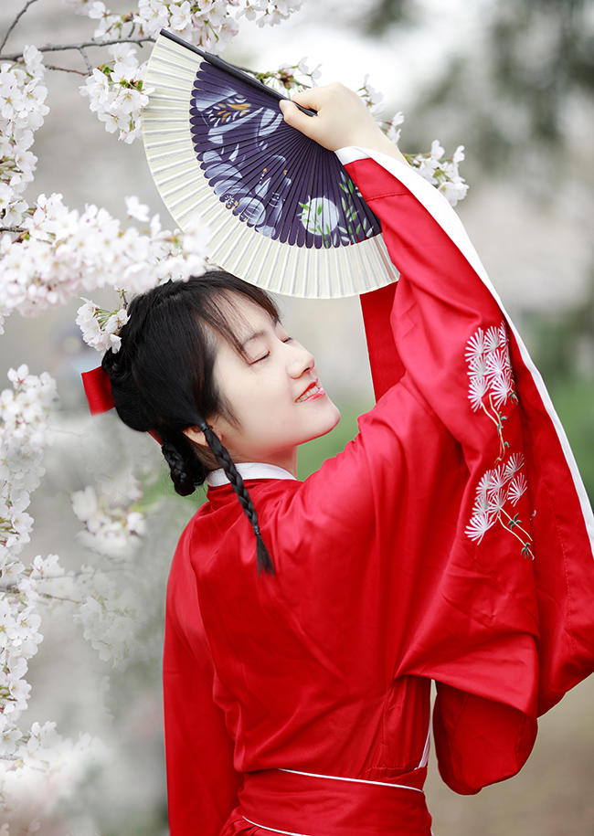 汉服美女红装素裹翩翩起舞美图
