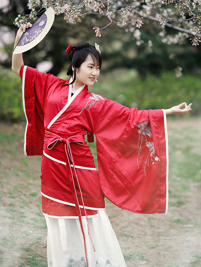汉服美女红装素裹翩翩起舞美图
