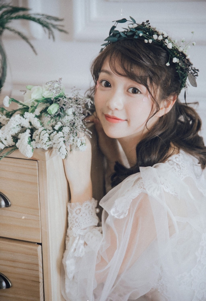 元气少女蕾丝纱裙白嫩肌肤美图