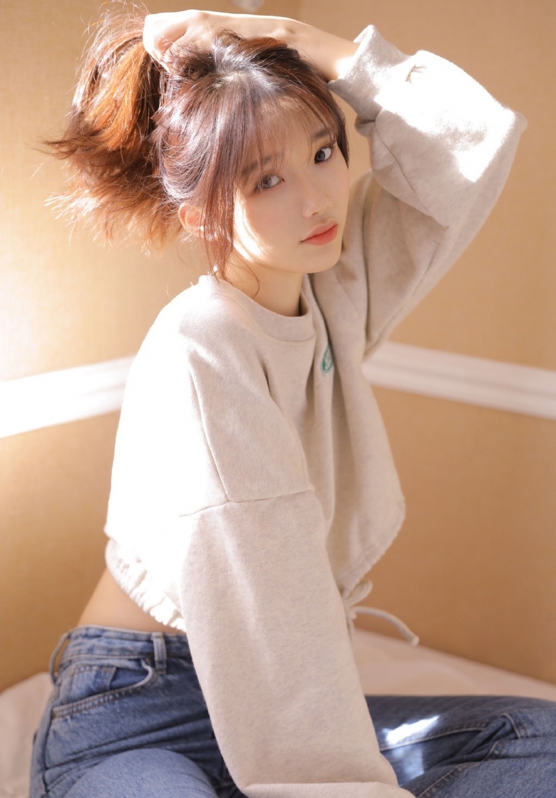 牛仔裤美女纤细小蛮腰床上写真