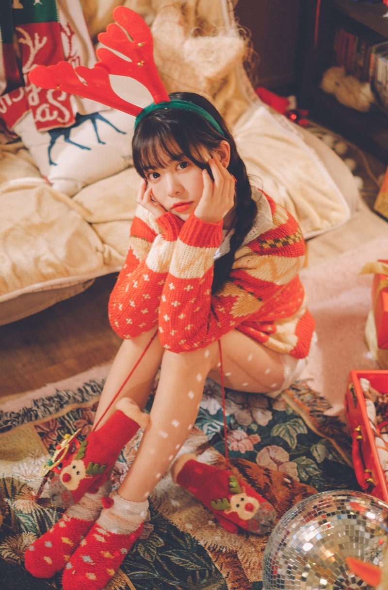 麻花辫美女白皙大长腿居家写真