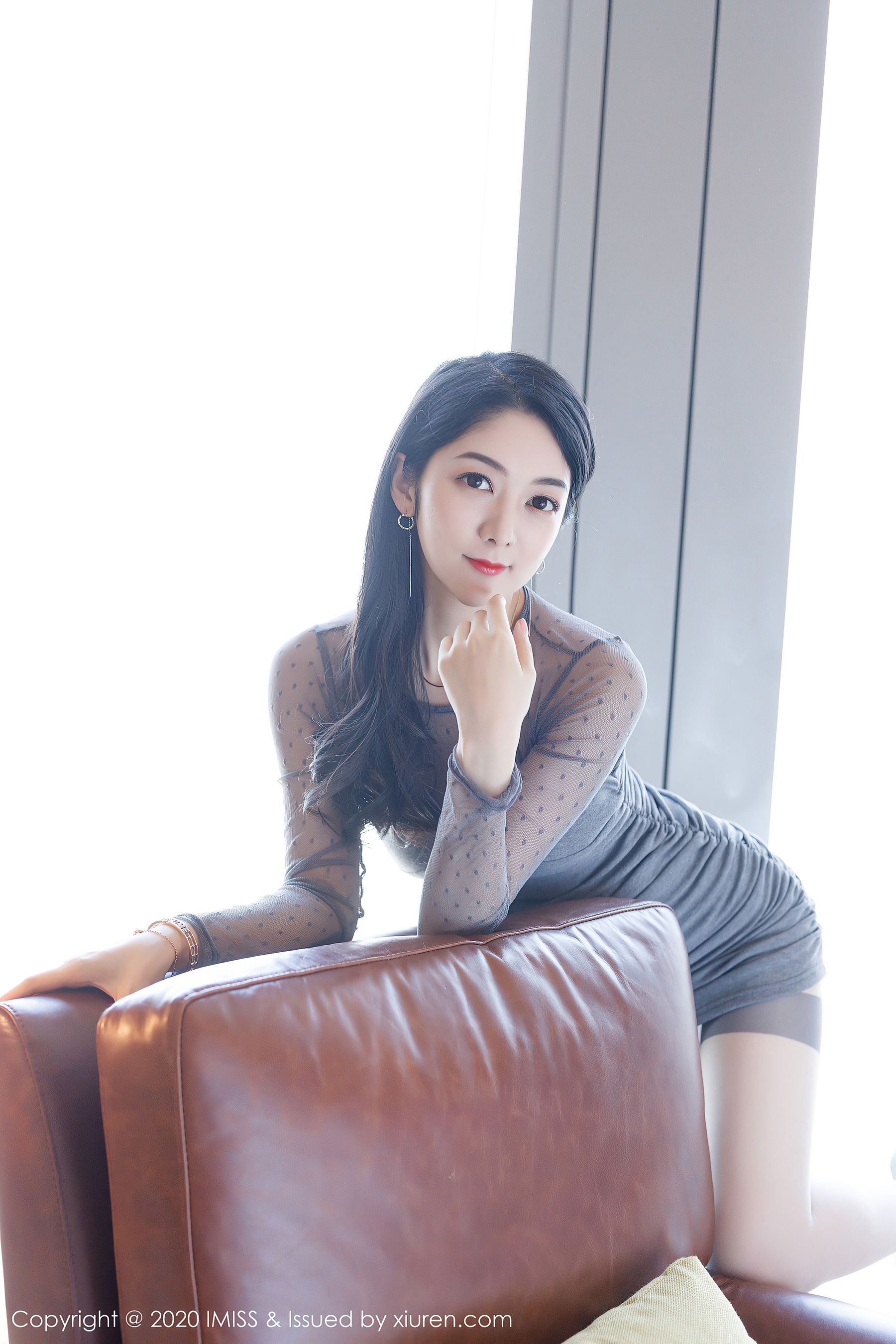 [爱蜜社IMiss] Vol.479 Angela小热巴 - 灰色风格的都市丝袜美腿写真