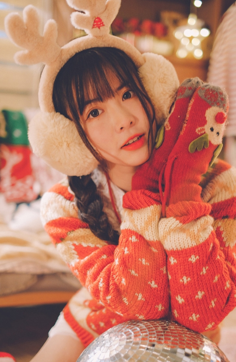 麻花辫美女白皙大长腿居家写真