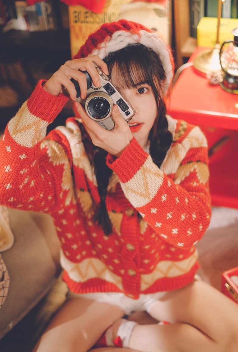 麻花辫美女白皙大长腿居家写真