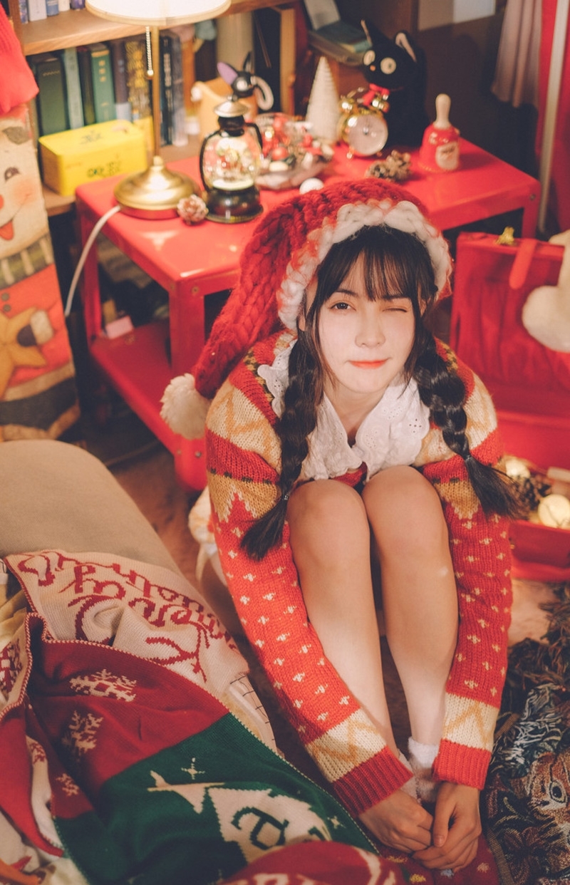 麻花辫美女白皙大长腿居家写真