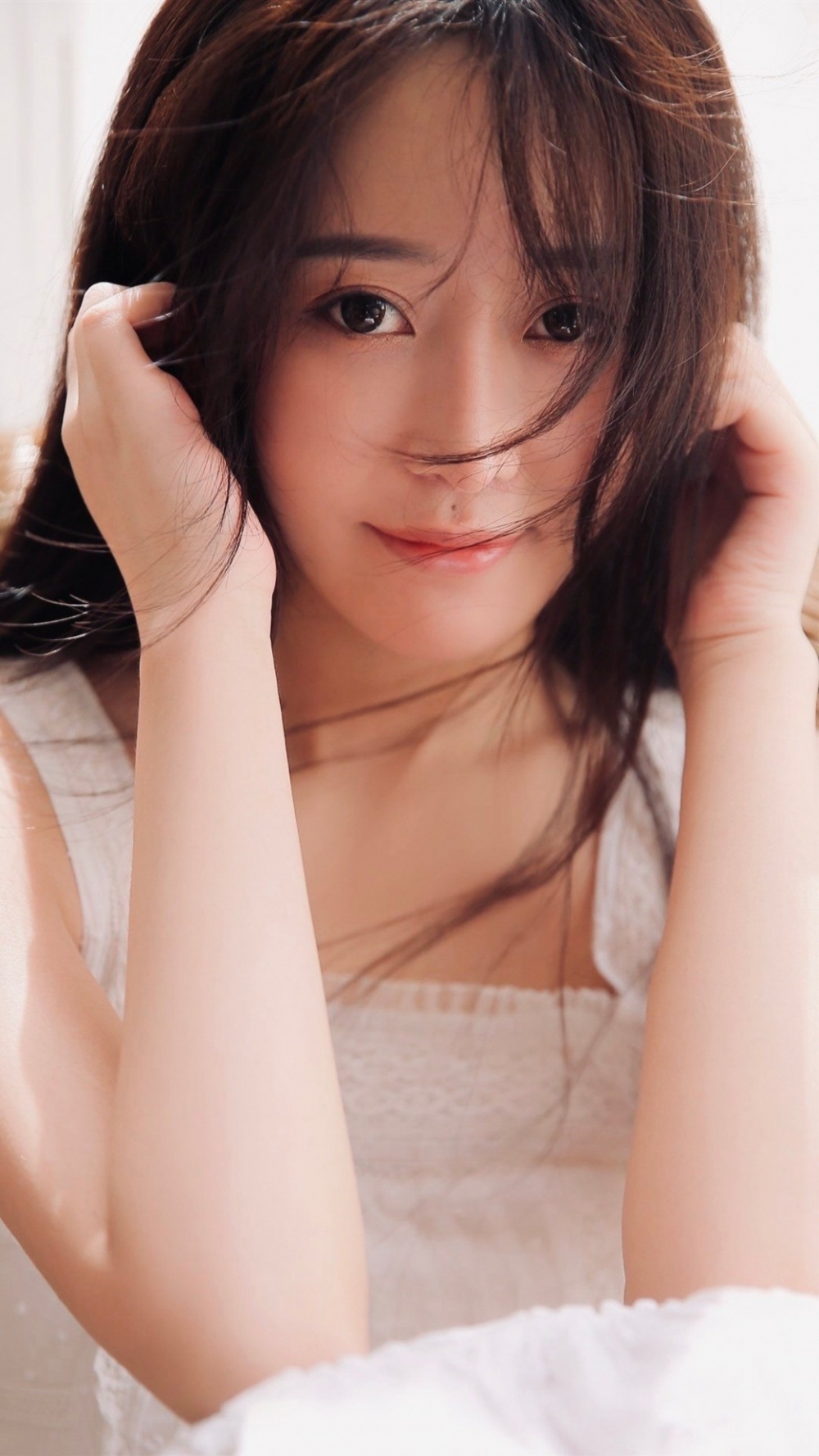 气质美女吊带白裙清新可人写真