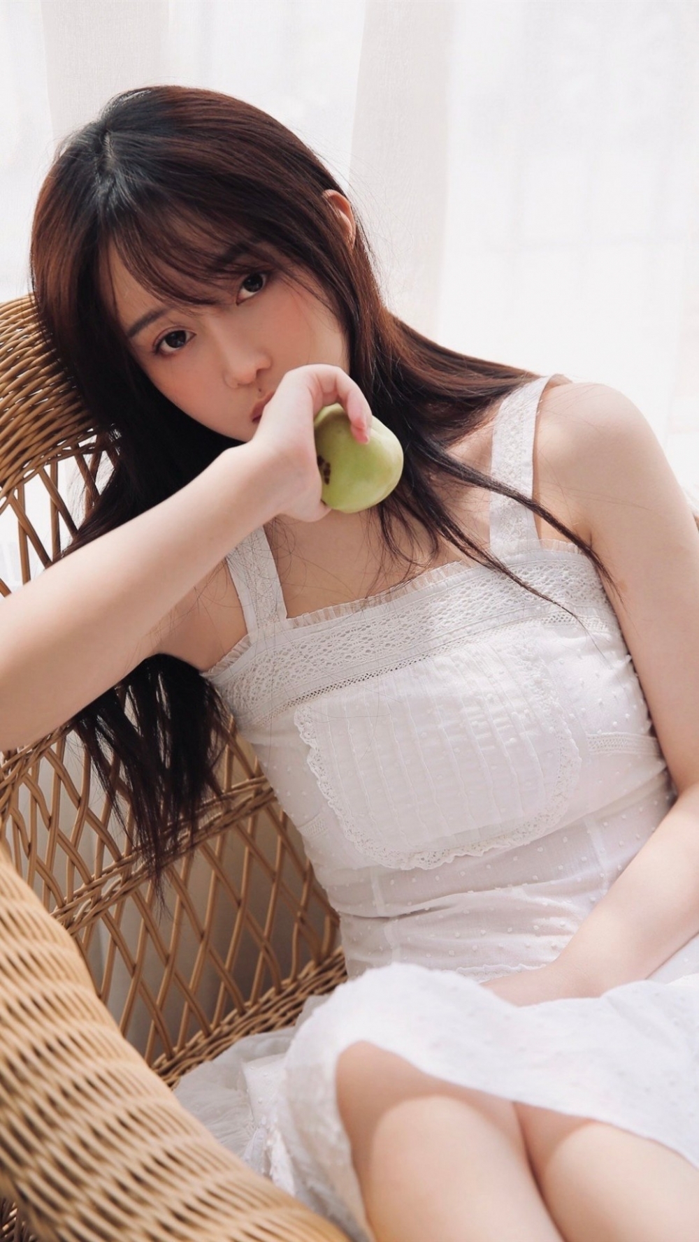 气质美女吊带白裙清新可人写真