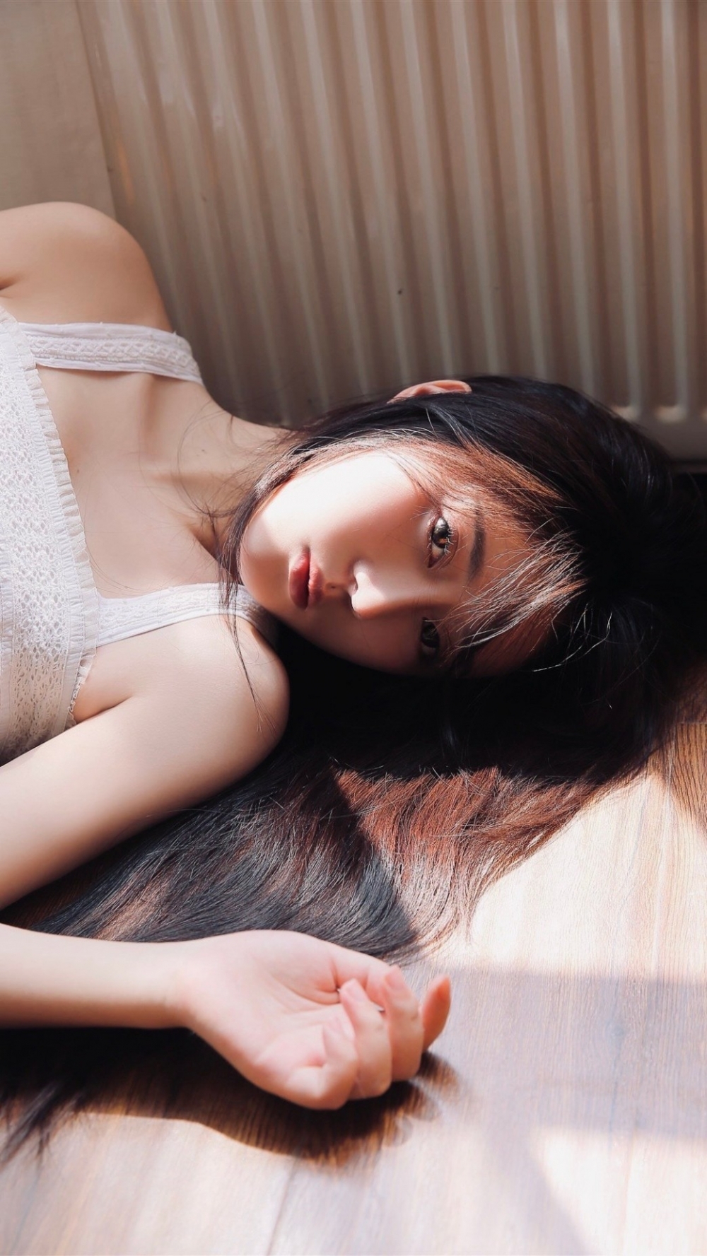 气质美女吊带白裙清新可人写真